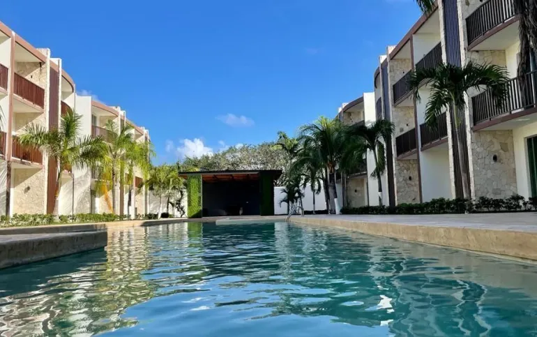 Departamento con alberca y palapa en Playa del Carmen.