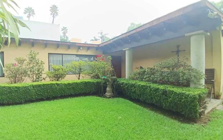 Amplia casa sola con jardines y estudio en Jardines del Pedregal