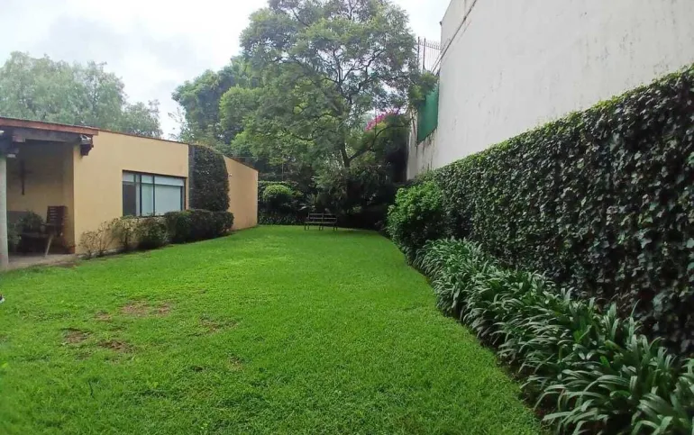 Amplia casa sola con jardines y estudio en Jardines del Pedregal