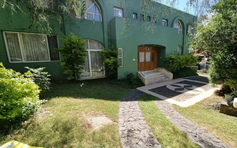 Residencia en Venta con jardines, Casa Club, GYM y Cancha de Tenis