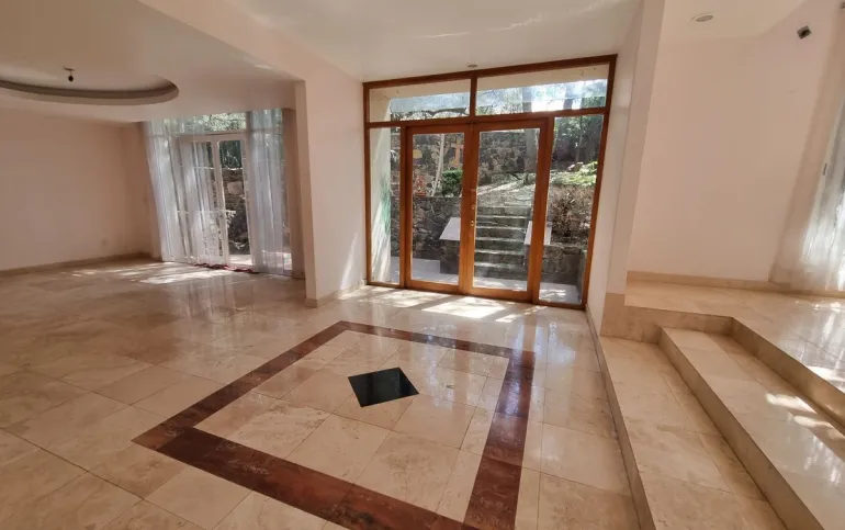 Residencia en Venta con jardines, Casa Club, GYM y Cancha de Tenis