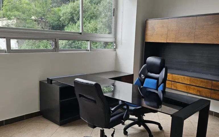 SE RENTA DESPACHO EN INTERLOMAS (segundo piso)