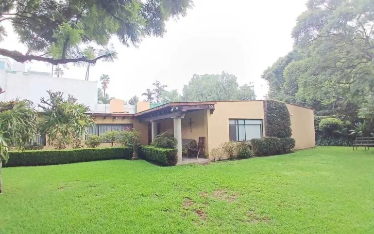 Amplia casa sola con jardines y estudio en Jardines del Pedregal