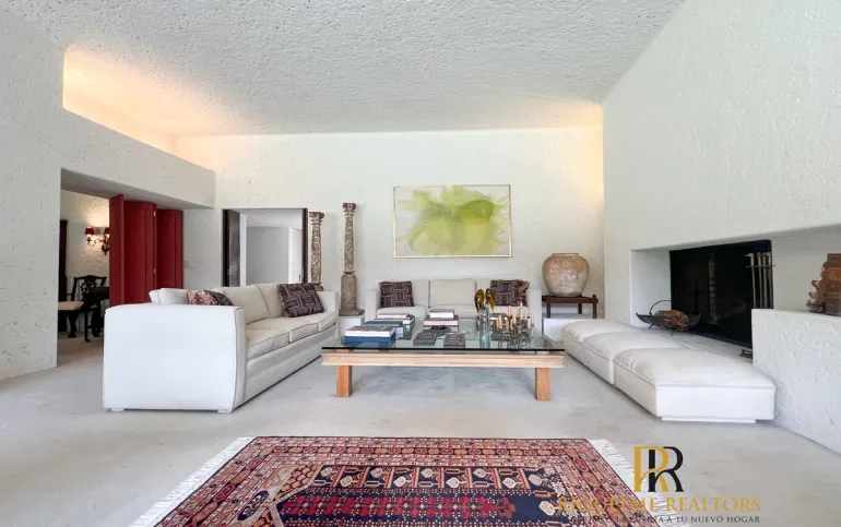 CASA CON ENORME JARDIN Y ALBERCA