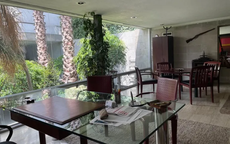 Casa en Renta o Venta  con uso de suelo para oficinas o embajadas en Lomas Altas