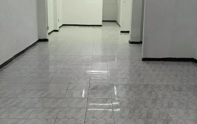 EXCELENTE LOCAL, OFICINA O CONSULTORIO  DENTRO DE UNA MINI PLAZA