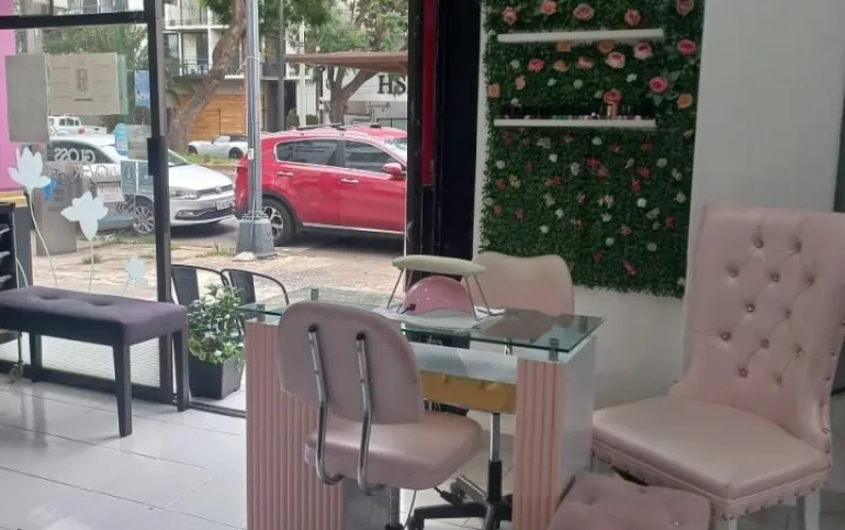 EXCELENTE ESTACIÓN PARA SPA DE UÑAS EN NARVARTE