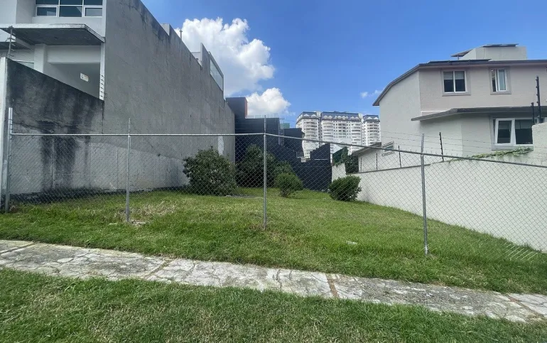 Excelente terreno dentro de Residencial La Antigua