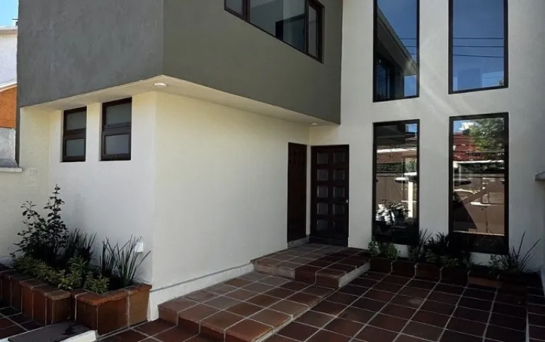 PRECIOSA REMODELADA EN VISTA HERMOSA