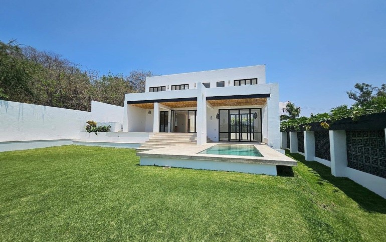 Estrena casa con alberca en venta en Club de Golf Santa Fe Morelos