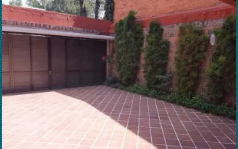 Residencia de Lujo en Calle Cerrada con Vigilancia