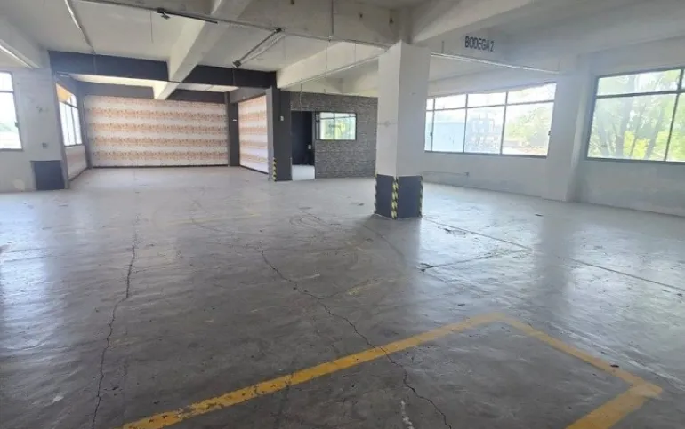Bodega con oficinas en Santa María Insurgentes