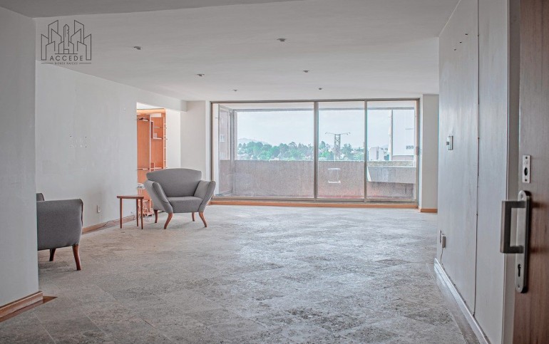270 m2 en la icónica Torre Manhattan.  Potencial único para remodelar.