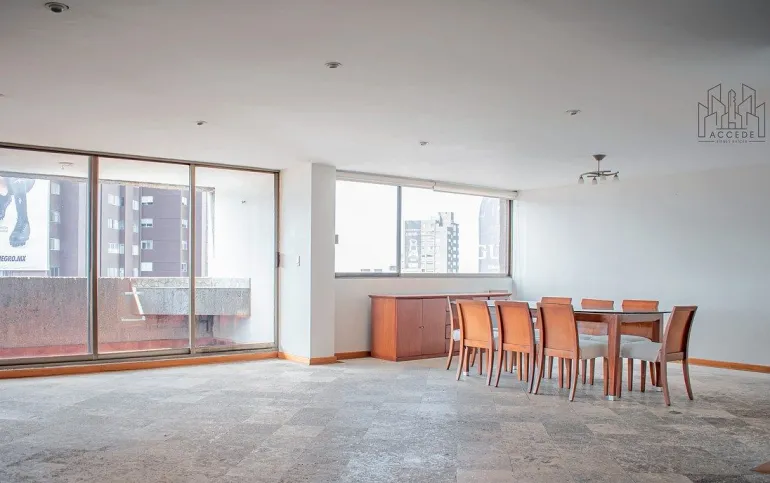 270 m2 en la icónica Torre Manhattan.  Potencial único para remodelar.