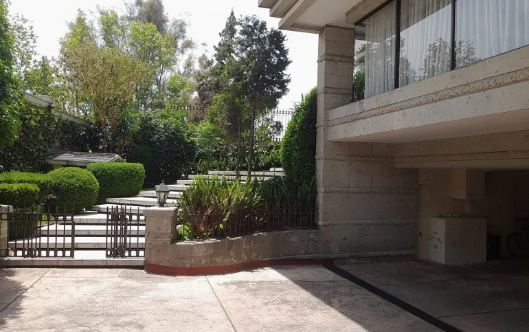Amplia casa en condominio y frente a parque en venta