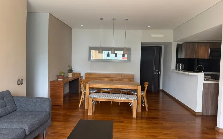 MAGNÍFICO DEPARTAMENTO SOBRE AV. SANTA FE CON MUEBLES Y BALCÓN .