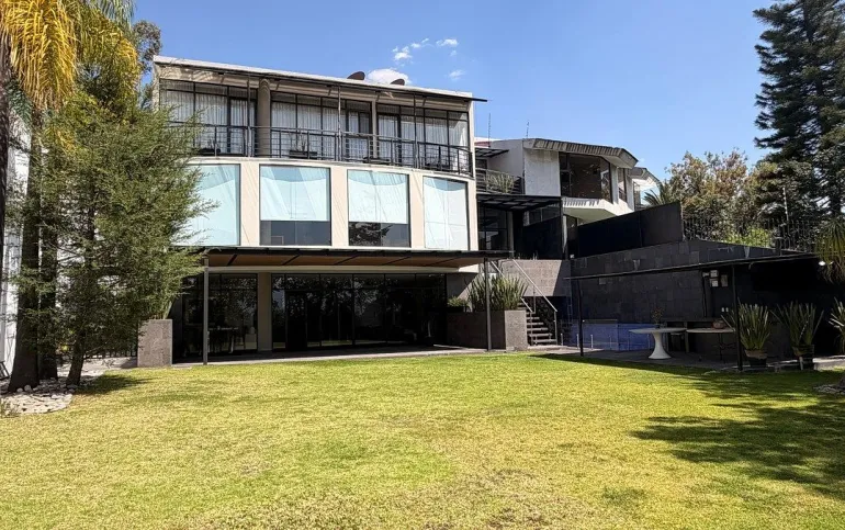 Casa de Lujo con Vista Panorámica a la Cañada y Alberca en Bosques de Las Lomas
