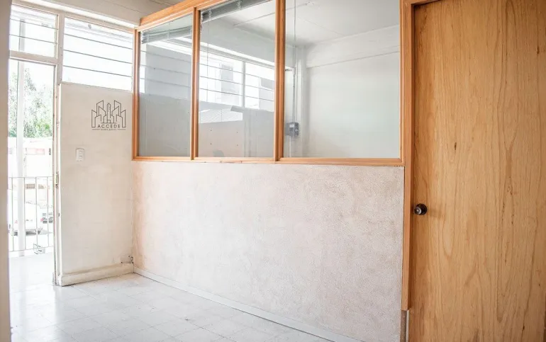 ¿Buscas oficina con baño propio y gran ubicación? Local de 75m2 en Nauc. Centro