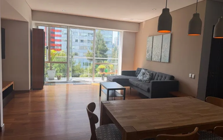 MAGNÍFICO DEPARTAMENTO SOBRE AV. SANTA FE CON MUEBLES Y BALCÓN .