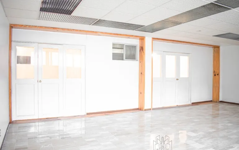 Amplia oficina interior a un paso de Condesa